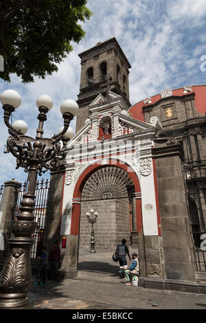 Chiesa di Santo Domingo e la Capilla Rosario fu completata nel 1611 e si trova a Puebla in Messico. Foto Stock