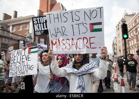 Londra, Regno Unito. 26 Luglio, 2014. Decine di migliaia di manifestanti hanno marciato nel centro di Londra per mostrare il loro sdegno contro l'assalto israeliano su Gaza. Credito: Kristian Buus/Alamy Live News Foto Stock