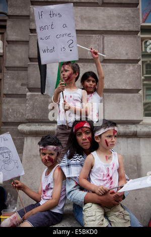 Londra, Regno Unito. 26 Luglio, 2014. Decine di migliaia di manifestanti hanno marciato nel centro di Londra per mostrare il loro sdegno contro l'assalto israeliano su Gaza. Credito: Kristian Buus/Alamy Live News Foto Stock