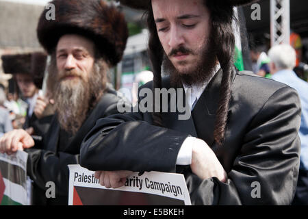 Londra, Regno Unito. 26 Luglio, 2014. Decine di migliaia di manifestanti hanno marciato nel centro di Londra per mostrare il loro sdegno contro l'assalto israeliano su Gaza. Credito: Kristian Buus/Alamy Live News Foto Stock