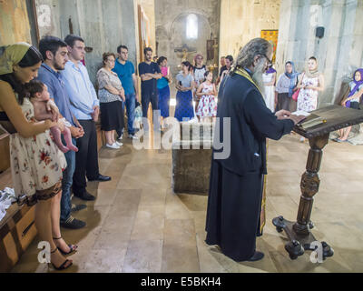 Little Boy essendo battezzato nella Cattedrale di Svetitskhoveli. 26 Luglio, 2014. Cattedrale di Svetitskhoveli è una Cattedrale Ortodossa Georgiana si trova nella storica città di Mtskheta, Georgia, 20 km (12 miglia) a nord-ovest della capitale della nazione di Tbilisi. © Igor Golovniov/ZUMA filo/Alamy Live News Foto Stock