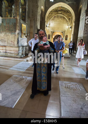 Little Boy essendo battezzato nella Cattedrale di Svetitskhoveli. 26 Luglio, 2014. Cattedrale di Svetitskhoveli è una Cattedrale Ortodossa Georgiana si trova nella storica città di Mtskheta, Georgia, 20 km (12 miglia) a nord-ovest della capitale della nazione di Tbilisi. © Igor Golovniov/ZUMA filo/Alamy Live News Foto Stock