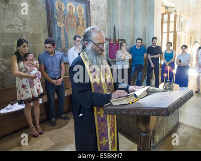 Little Boy essendo battezzato nella Cattedrale di Svetitskhoveli. 26 Luglio, 2014. Cattedrale di Svetitskhoveli è una Cattedrale Ortodossa Georgiana si trova nella storica città di Mtskheta, Georgia, 20 km (12 miglia) a nord-ovest della capitale della nazione di Tbilisi. © Igor Golovniov/ZUMA filo/Alamy Live News Foto Stock