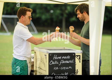 Bushey, Hertfordshire, Regno Unito, 27 Luglio 2014 - La straordinaria Hertfordshire Chili Fiesta 2014 attratto chili di amare i visitatori. Nella foto : un cliente acquista aromatizzato peperoncino gelato . Credito: Stephen Chung/Alamy Live News Foto Stock
