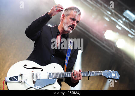 Lšrrach, Germania. 26 Luglio, 2014. Ruben blocco (vocals, chitarra) dal belga di rock band Triggerfinger esegue live at Stimmen (voci) music festival in Lšrrach, Germania. Foto: Miroslav Dakov/ Alamy Live News Foto Stock