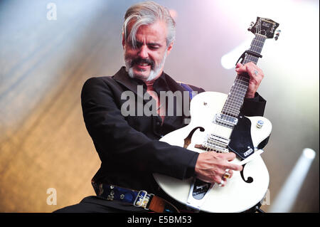 Lšrrach, Germania. 26 Luglio, 2014. Ruben blocco (vocals, chitarra) dal belga di rock band Triggerfinger esegue live at Stimmen (voci) music festival in Lšrrach, Germania. Foto: Miroslav Dakov/ Alamy Live News Foto Stock