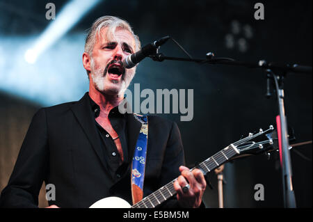 Lšrrach, Germania. 26 Luglio, 2014. Ruben blocco (vocals, chitarra) dal belga di rock band Triggerfinger esegue live at Stimmen (voci) music festival in Lšrrach, Germania. Foto: Miroslav Dakov/ Alamy Live News Foto Stock