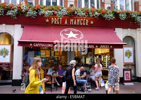 PRET A MANGER con alfresco diners, a Londra Foto Stock