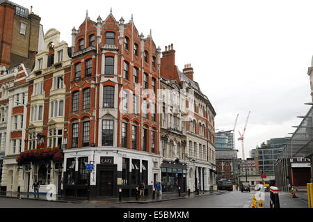 Ferraris Café su un angolo vicino a Smithfield Market, Londra Foto Stock