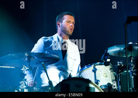 Lšrrach, Germania. 26 Luglio, 2014. Christian Grahn (tamburi) noto anche come Chris pericoloso dal garage svedese rock band gli alveari si esibisce dal vivo a Stimmen (voci) music festival in Lšrrach, Germania. Foto: Miroslav Dakov/ Alamy Live News Foto Stock