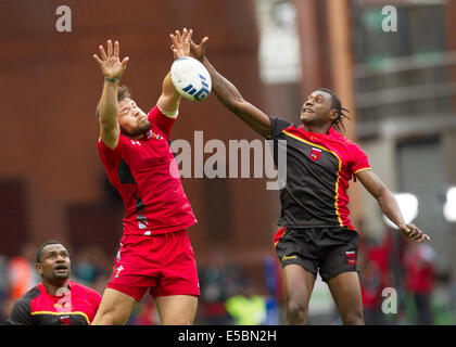 Glasgow, Scozia. 26 Luglio, 2014. Glasgow Giochi del Commonwealth. I giocatori andare per il riavvio del Galles a sfere contro la Papua Nuova Guinea nel Rugby 7's da Ibrox Stadium. Credito: Azione Sport Plus/Alamy Live News Foto Stock