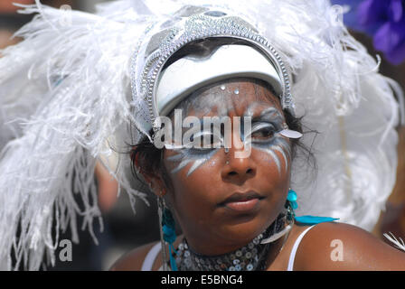 Vancouver, Canada. 26 Luglio, 2014. Una donna prende parte all'annuale Caraibi multiculturale Street Parade di North Vancouver, BC, Canada, 26 luglio 2014. Credito: Sergei Bachlakov/Xinhua/Alamy Live News Foto Stock