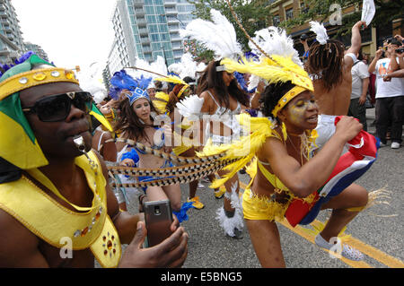 Vancouver, Canada. 26 Luglio, 2014. Le persone che frequentano il multiculturale annuale dei Caraibi Street Parade di North Vancouver, BC, Canada, 26 luglio 2014. Credito: Sergei Bachlakov/Xinhua/Alamy Live News Foto Stock