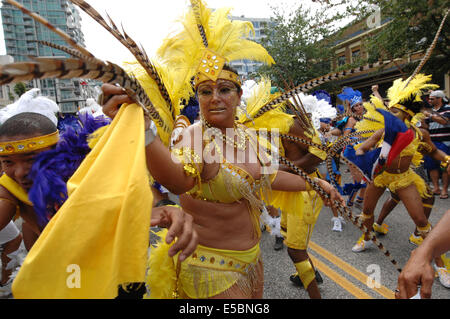 Vancouver, Canada. 26 Luglio, 2014. Le persone che frequentano il multiculturale annuale dei Caraibi Street Parade di North Vancouver, BC, Canada, 26 luglio 2014. Credito: Sergei Bachlakov/Xinhua/Alamy Live News Foto Stock