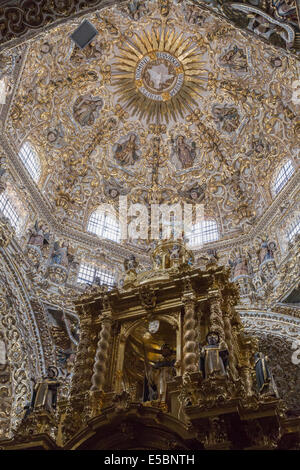 Oro ornata carving in Capilla de Rosario all interno della chiesa di Santo Domingo, completato nel 1611 e situato a Puebla in Messico. Foto Stock