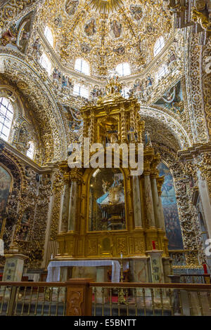 Oro ornata carving in Capilla de Rosario all interno della chiesa di Santo Domingo, completato nel 1611 e situato a Puebla in Messico. Foto Stock