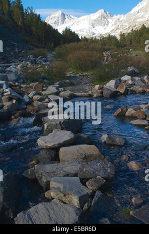 Rock Creek fiume nella Sierra orientale delle montagne della California Foto Stock