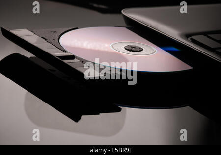 Compact disc con nero su sfondo nero Foto Stock