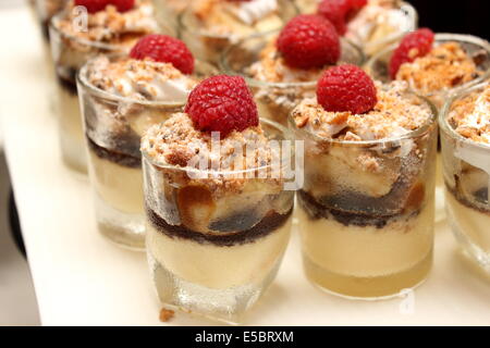 Banoffee pie in un mini vetro, versato con caremel e panna montata, deliziosi dessert. Foto Stock