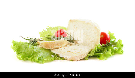 Formaggio, pomodori e foglie di lattuga ancora vita isolata su sfondo bianco Foto Stock