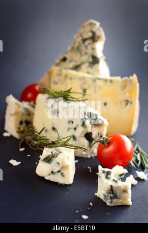 Il Roquefort e composizione su sfondo scuro Foto Stock