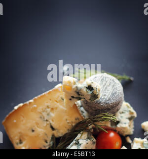 Il Roquefort e composizione su sfondo scuro Foto Stock