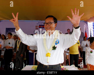 Phnom Penh Cambogia Salvataggio Nazionale Partito (CNRP). 27 Luglio, 2014. Sam Rainsy, presidente dell'opposizione Cambogia Salvataggio Nazionale Partito (CNRP), i gesti a Phnom Penh il 27 luglio 2014. Il CNRP ha tenuto il suo primo congresso nazionale di domenica con la partecipazione di circa 5.000 membri del partito e attivisti. Credito: Sovannara/Xinhua/Alamy Live News Foto Stock