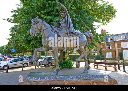 La bella Signora su un cavallo scultura di Croce Banbury Oxfordshire UK Foto Stock