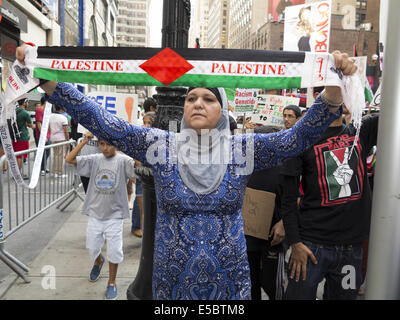 USA: New York, NY. Pro-Palestinian dimostrazione a Times Square protestando attacchi israeliani contro la striscia di Gaza, 25 luglio 2014. Foto Stock