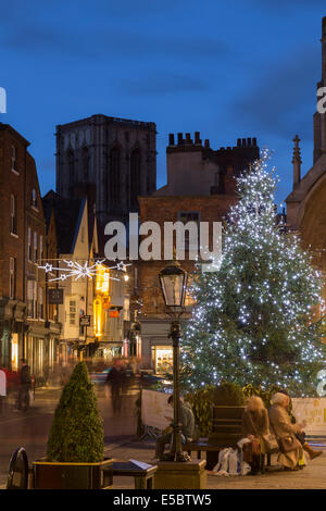 York Minster e Stonegate da St Helen's Square a Natale Foto Stock