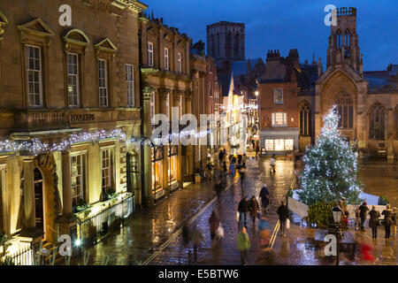 Presto la sera gli amanti dello shopping a piedi attraverso St Helen's Square a York in occasione del Natale 2013. Foto Stock