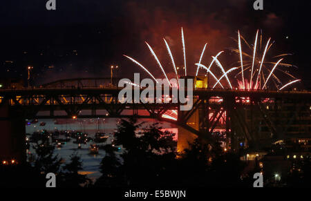 Vancouver, Canada. 26 Luglio, 2014. Una squadra degli STATI UNITI mostra fuochi d'artificio durante il 24th, annuale celebrazione della luce presso la baia di inglese a Vancouver, Canada, 26 luglio 2014. La celebrazione della luce ha attirato quasi 400.000 spettatori lungo la baia di inglese di quest'anno, con la partecipazione di squadre provenienti da Stati Uniti, Francia e Giappone in lizza per il campione. Credito: Liang Sen/Xinhua/Alamy Live News Foto Stock