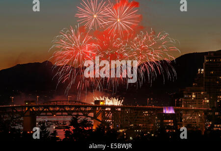 Vancouver, Canada. 26 Luglio, 2014. Una squadra degli STATI UNITI mostra fuochi d'artificio durante il 24th, annuale celebrazione della luce presso la baia di inglese a Vancouver, Canada, 26 luglio 2014. La celebrazione della luce ha attirato quasi 400.000 spettatori lungo la baia di inglese di quest'anno, con la partecipazione di squadre provenienti da Stati Uniti, Francia e Giappone in lizza per il campione. Credito: Liang Sen/Xinhua/Alamy Live News Foto Stock