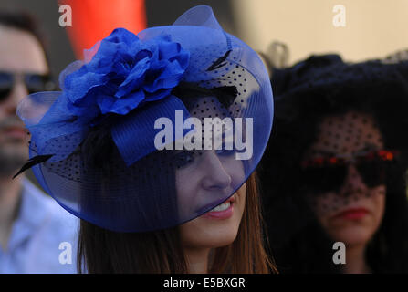 Vancouver, Canada. 26 Luglio, 2014. Le donne frequentano il 6th, annuale Deighton Cup corsa a cavallo derby in Vancouver, Canada, 26 luglio 2014. © Sergei Bachlakov/Xinhua/Alamy Live News Foto Stock