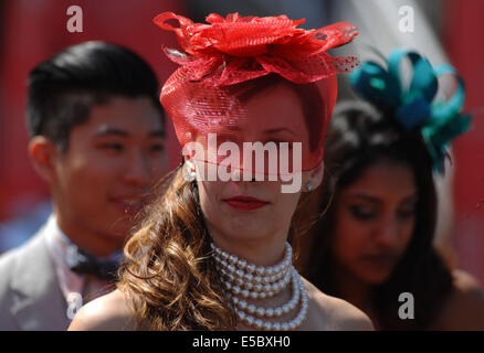 Vancouver, Canada. 26 Luglio, 2014. Una donna che assiste il 6th, annuale Deighton Cup corsa a cavallo derby in Vancouver, Canada, 26 luglio 2014. © Sergei Bachlakov/Xinhua/Alamy Live News Foto Stock