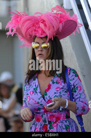 Vancouver, Canada. 26 Luglio, 2014. Una donna che assiste il 6th, annuale Deighton Cup corsa a cavallo derby in Vancouver, Canada, 26 luglio 2014. © Sergei Bachlakov/Xinhua/Alamy Live News Foto Stock