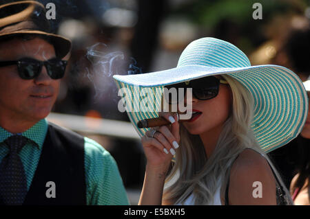 Vancouver, Canada. 26 Luglio, 2014. Una donna che assiste il 6th, annuale Deighton Cup corsa a cavallo derby in Vancouver, Canada, 26 luglio 2014. © Sergei Bachlakov/Xinhua/Alamy Live News Foto Stock