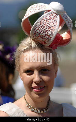 Vancouver, Canada. 26 Luglio, 2014. Una donna che assiste il 6th, annuale Deighton Cup corsa a cavallo derby in Vancouver, Canada, 26 luglio 2014. © Sergei Bachlakov/Xinhua/Alamy Live News Foto Stock