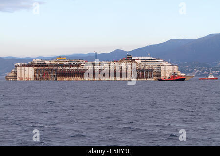 Genova, Italia. Il 27 luglio 2014. La fiancata del relitto Concordia danneggiato durante il 2012 naufragio. Costa Concordia naufragio è trainato verso il porto di Genova Prà-Voltri dove verrà scartato. Concordia ultimo viaggio iniziato mercoledì di luglio il ventitreesimo a Isola del Giglio. Foto Stock