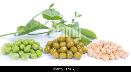 Tre tipi di piselli verdi - crudo, conserve e secco, isolato Foto Stock