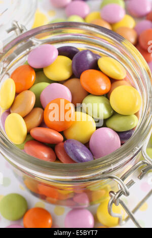 Croccante guscio di zucchero ricoperti di cioccolato o di fagioli dolci in un vecchio vasetto in vetro Foto Stock