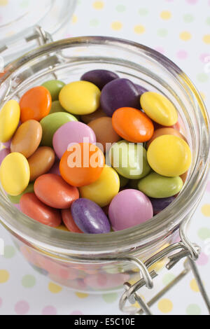 Lo zucchero ricoperti di cioccolato o di fagioli dolci in un vecchio vasetto in vetro Foto Stock