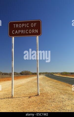 Tropico del Capricorno segno sulla autostrada vicino a Exmouth, Western Australia. Foto Stock