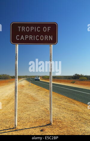 Tropico del Capricorno segno sulla autostrada vicino a Exmouth, Western Australia. Foto Stock