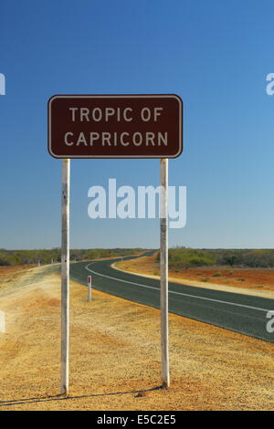 Tropico del Capricorno segno sulla autostrada vicino a Exmouth, Western Australia. Foto Stock