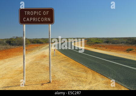 Tropico del Capricorno segno sulla autostrada vicino a Exmouth, Western Australia. Foto Stock