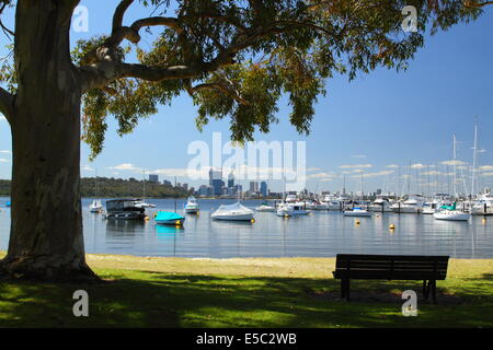 Barche ormeggiate sul fiume Swan con la città di Perth, Western Australia, in background. Foto Stock