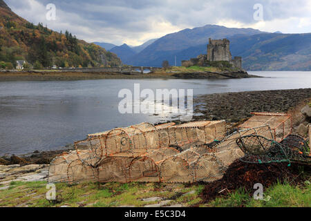 Eilean Donan Castle e Lobster Pot accanto a Loch Duich, Scozia Foto Stock