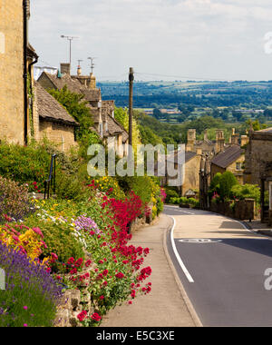Cotswolds village Bourton-on-the-collina con fiori, REGNO UNITO Foto Stock