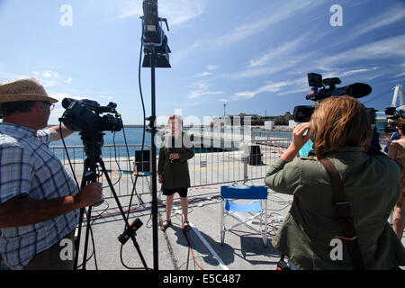 Genova, Italia. 27 luglio 2014. I giornalisti segnalano l'ingresso del relitto della Concordia al porto di Genova Prà-Voltri. La nave da crociera affondò a Isola del Giglio nel gennaio 2012. Foto Stock